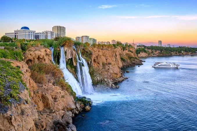 Antalya Havalimanı'ndan Kemer'e Konforlu VIP Transfer Deneyimi